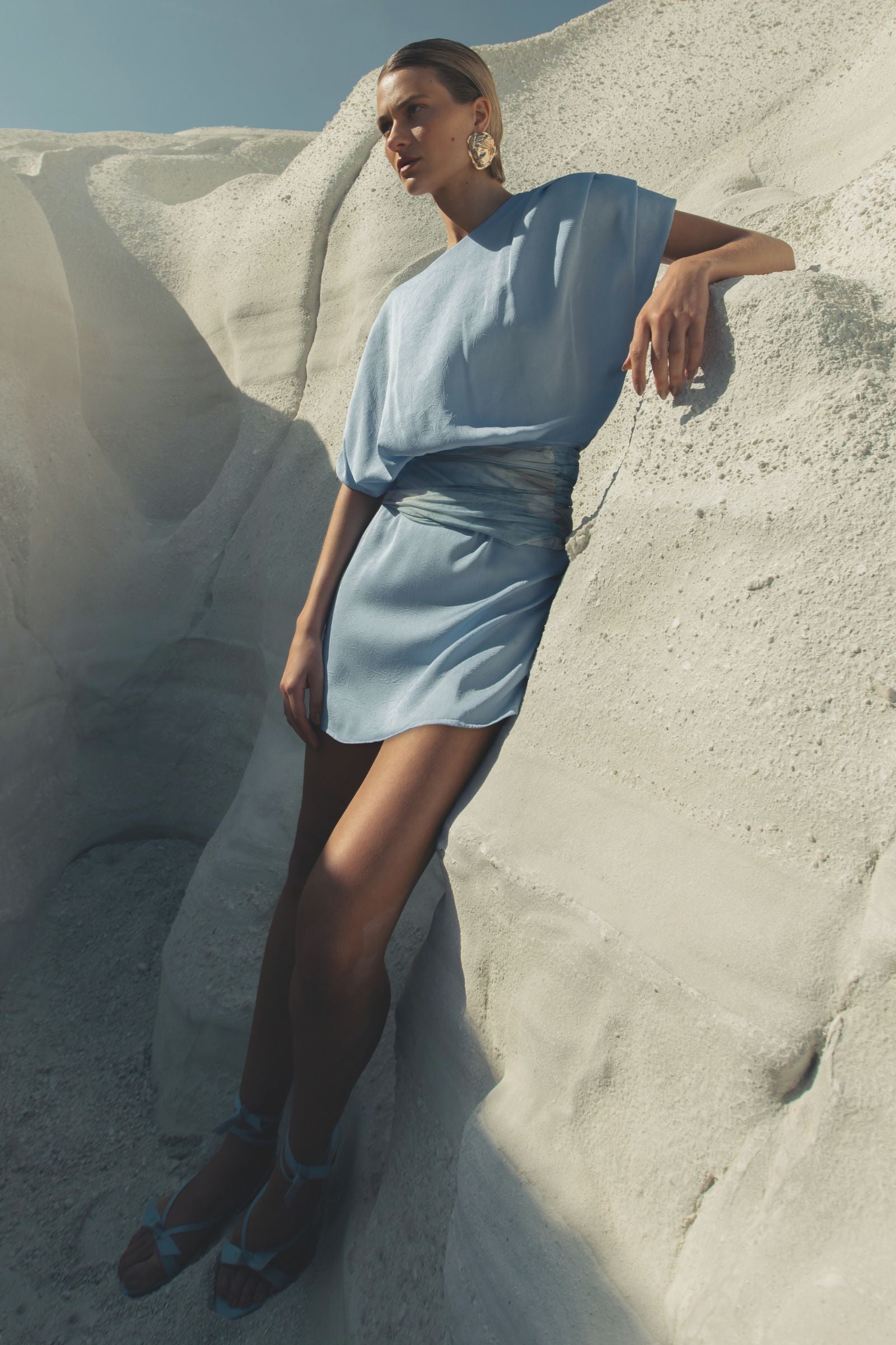 Vestido Curto em Crepe Amassado. Acompanha Saia Forro 84047 Linzzi