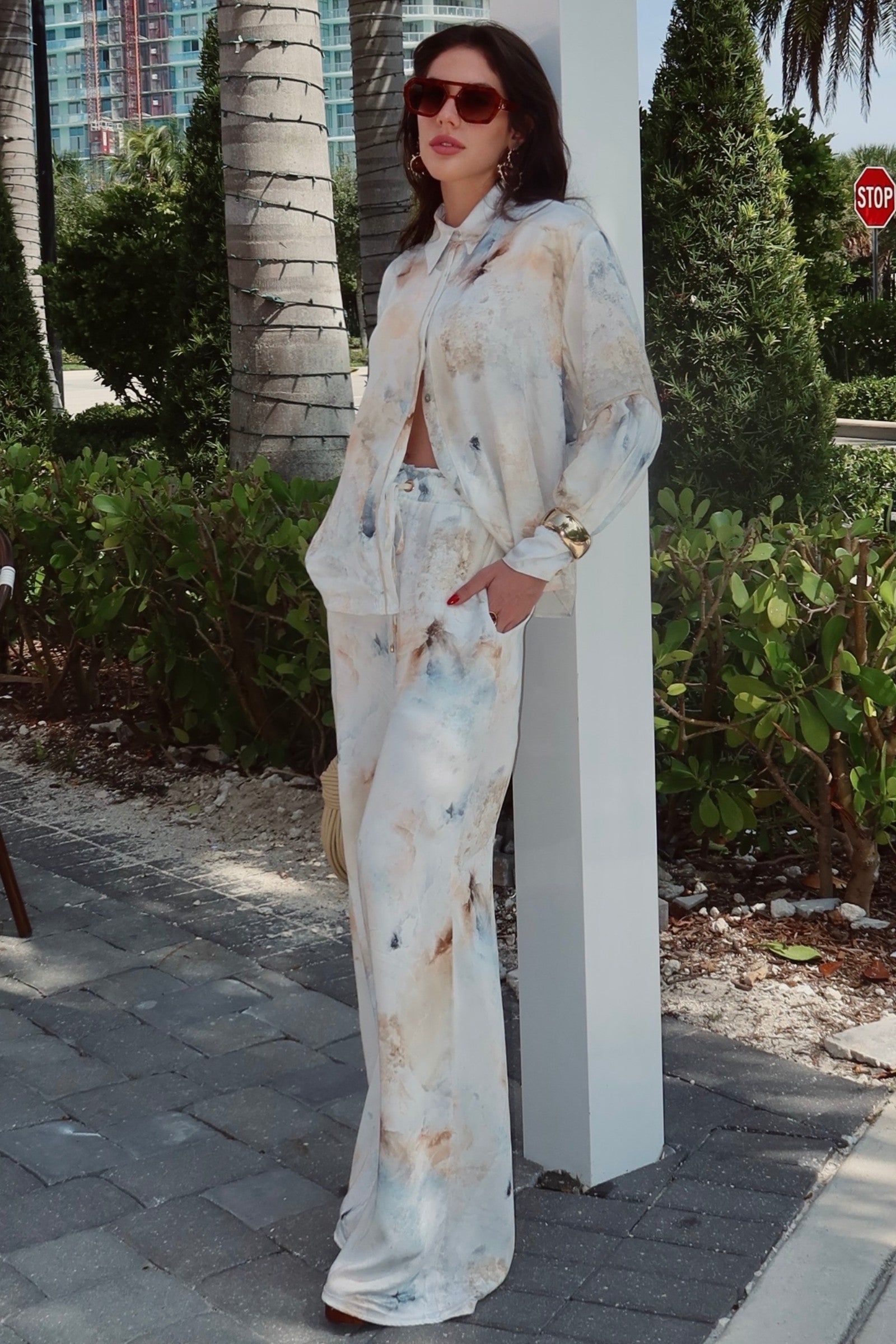 Calça Pantalona em Crepe Acetinado Digital 84054 Linzzi