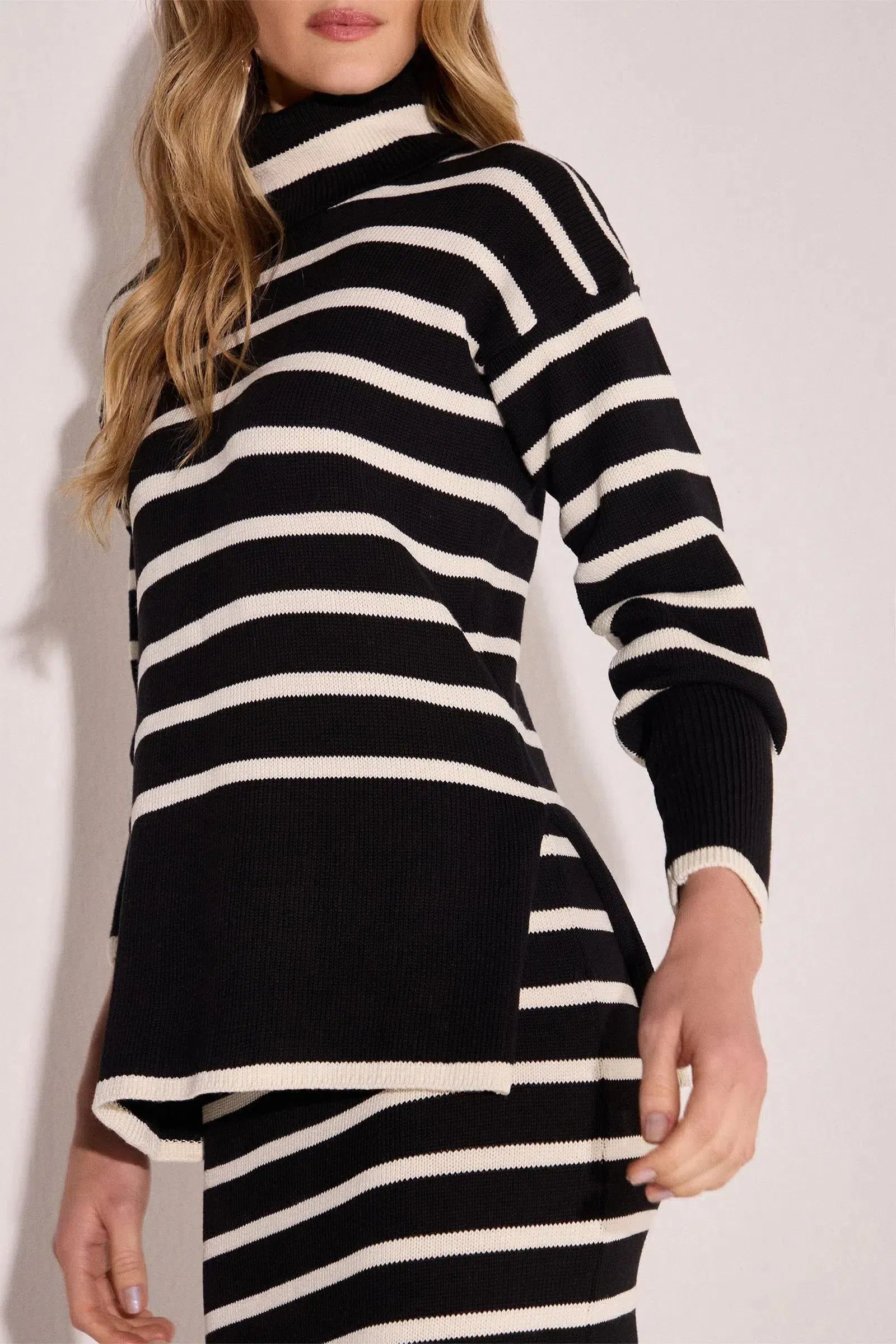 Blusão Gola Alta em Tricô P&B 78735 Linzzi