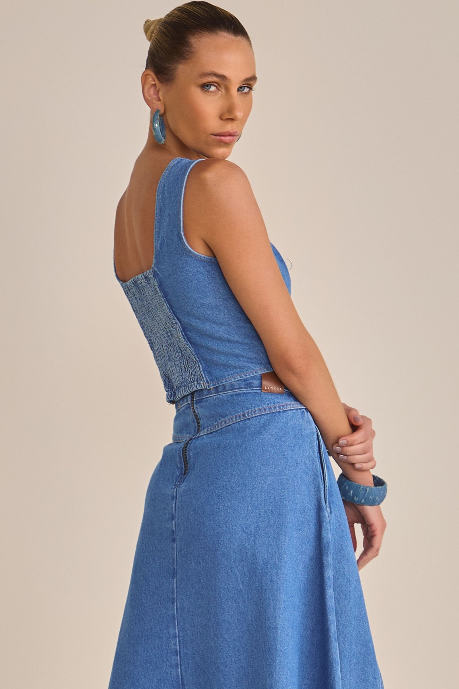 Tops Femininos Linzzi: Sofisticação e Tendência para Você Tops Femininos Linzzi: Sofisticação e Tendência para Você