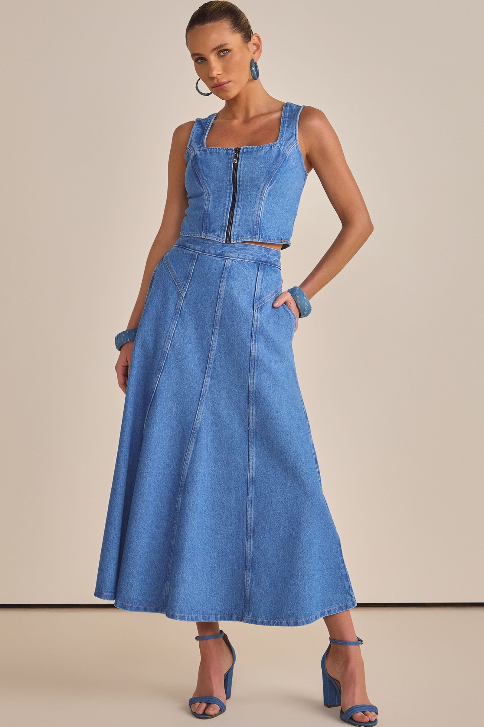 Blusa Jeans Feminina Linzzi: Estilo e Conforto Atemporal