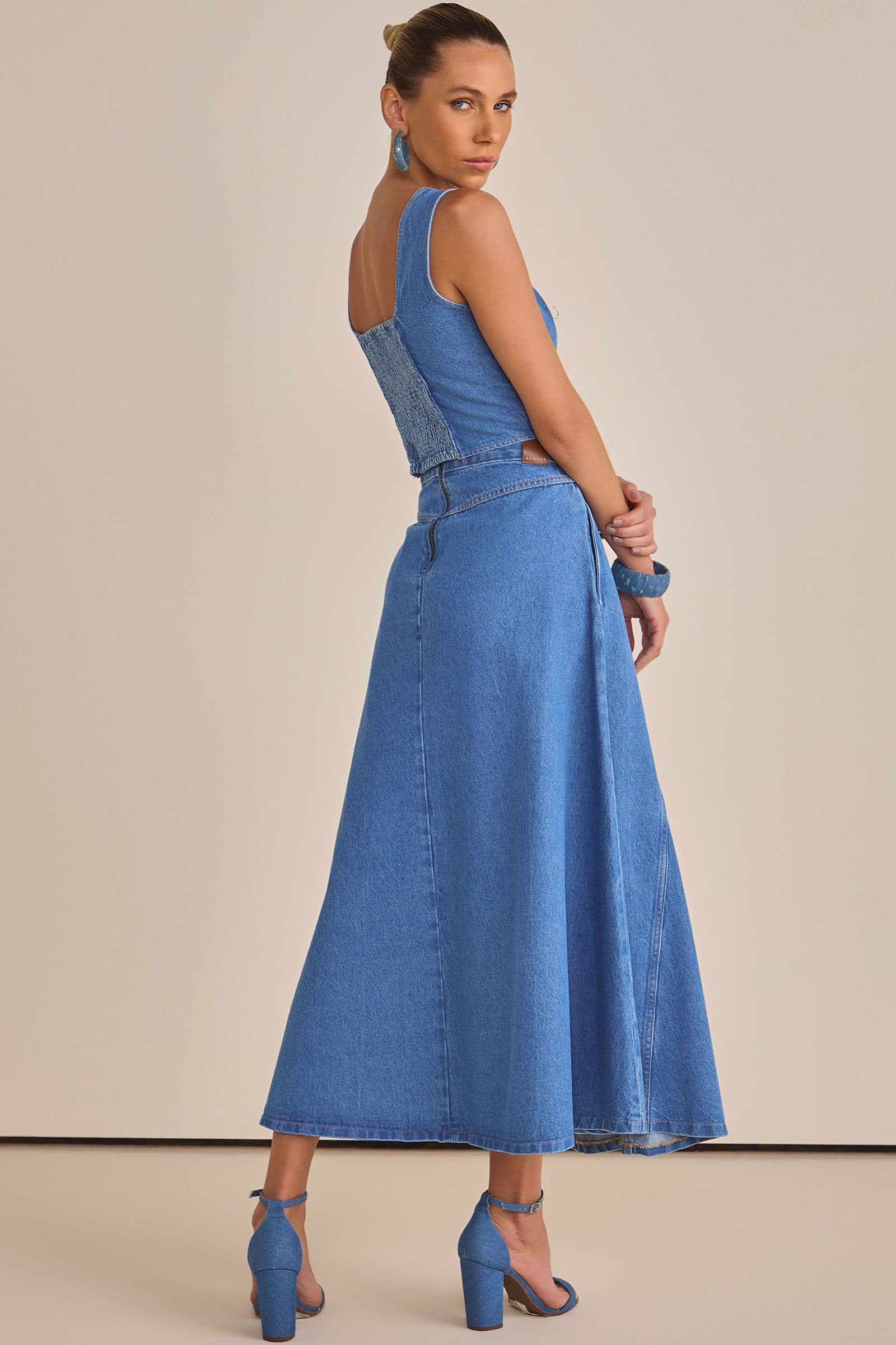 Blusa Jeans Feminina Linzzi: Estilo e Conforto Atemporal