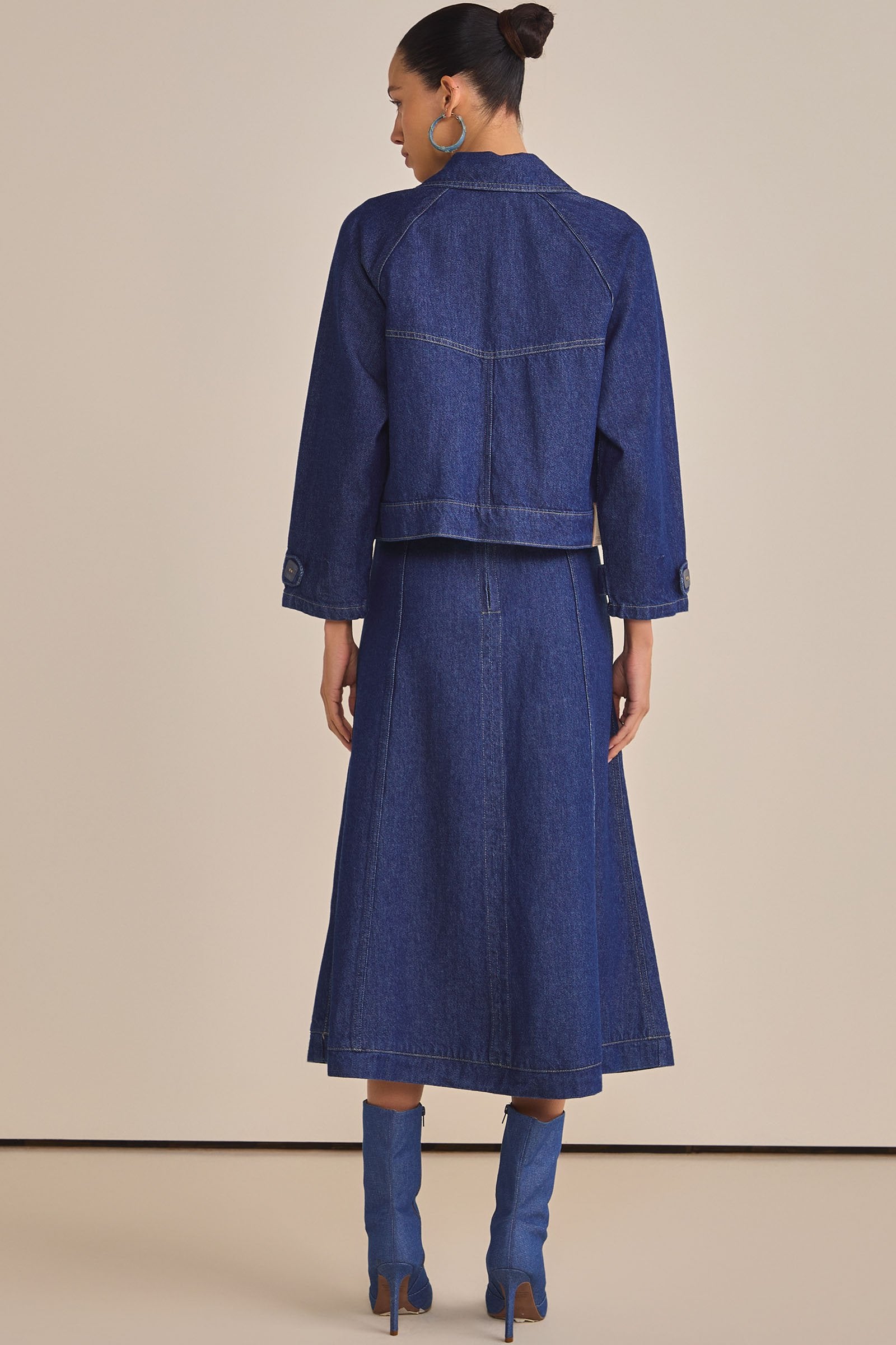Jaqueta Ampla Denim Linzzi: Estilo Moderno e Versátil