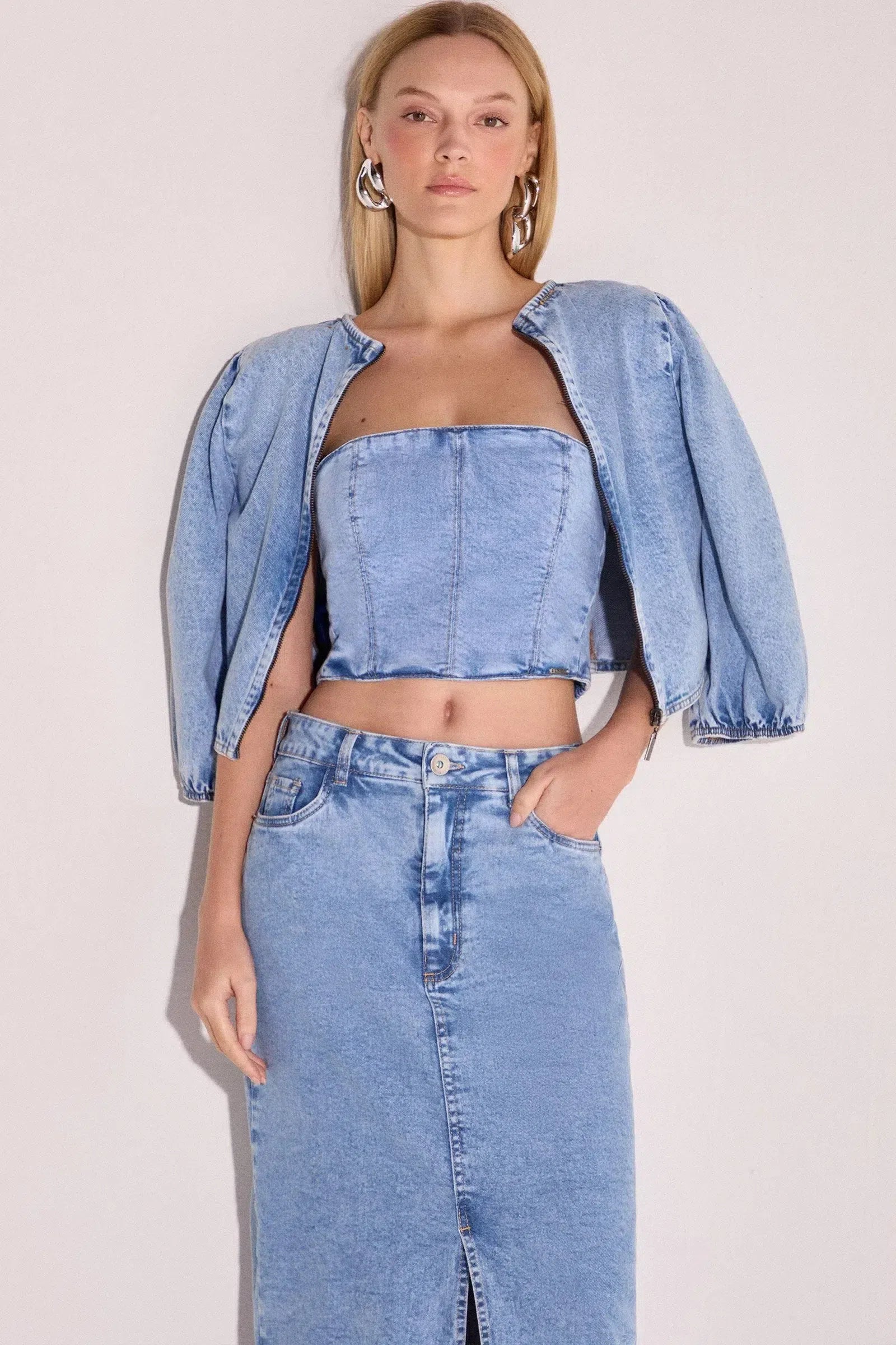 Top Cropped em Denim com Elastano 79046 Linzzi